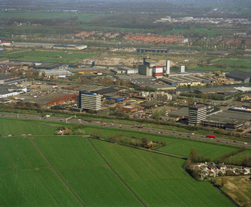 805572 Luchtfoto van een deel van het industrieterrein Lage Weide te Utrecht met op de voorgrond de A2.